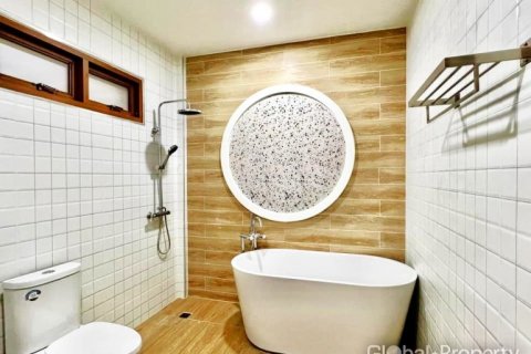 Casa de 4 dormitorios en Pattaya, Tailandia № 120472 - foto 17