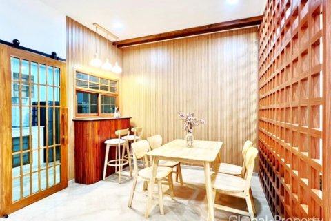 Casa de 4 dormitorios en Pattaya, Tailandia № 120472 - foto 5