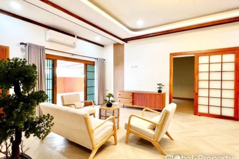 Casa de 4 dormitorios en Pattaya, Tailandia № 120472 - foto 11