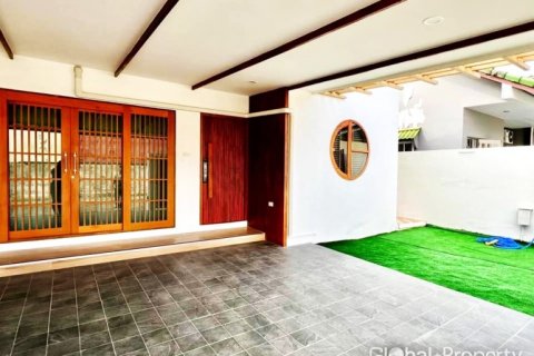 Casa de 4 dormitorios en Pattaya, Tailandia № 120472 - foto 2