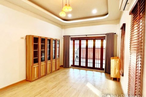 Casa de 4 dormitorios en Pattaya, Tailandia № 120472 - foto 7