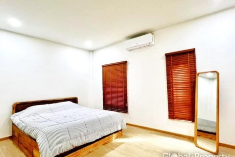 Casa de 4 dormitorios en Pattaya, Tailandia № 120472 - foto 14