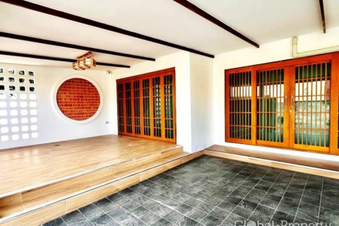Casa de 4 dormitorios en Pattaya, Tailandia № 120472 - foto 3
