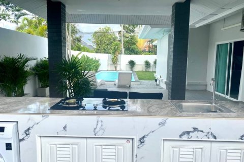 Casa de 4 dormitorios en Pattaya, Tailandia № 101789 - foto 12