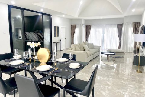 Casa de 4 dormitorios en Pattaya, Tailandia № 101789 - foto 4