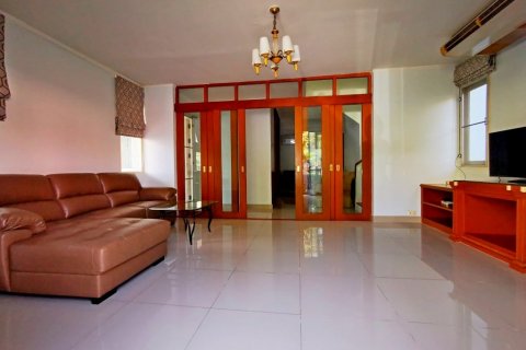 Casa de 3 dormitorios en Pattaya, Tailandia № 101788 - foto 8