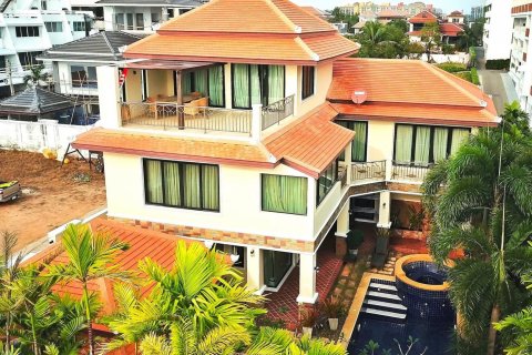 Chalet de 5 dormitorios en Pattaya, Tailandia № 101282 - foto 25