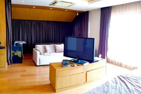 Chalet de 5 dormitorios en Pattaya, Tailandia № 101282 - foto 12