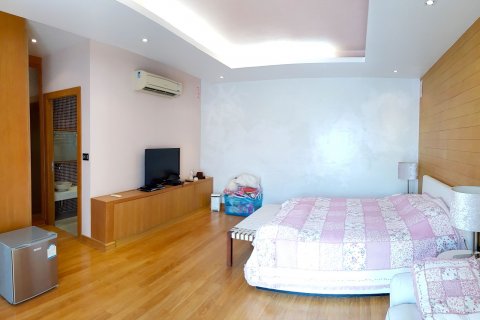Chalet de 5 dormitorios en Pattaya, Tailandia № 101282 - foto 16