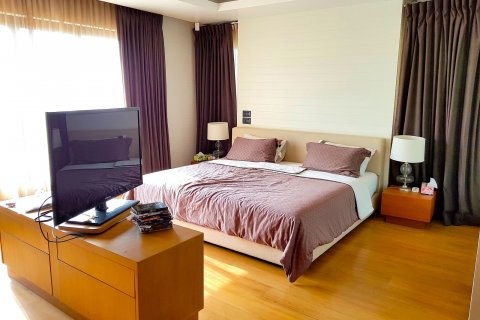 Chalet de 5 dormitorios en Pattaya, Tailandia № 101282 - foto 13