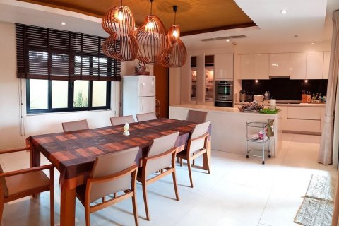 Chalet de 5 dormitorios en Pattaya, Tailandia № 101282 - foto 10