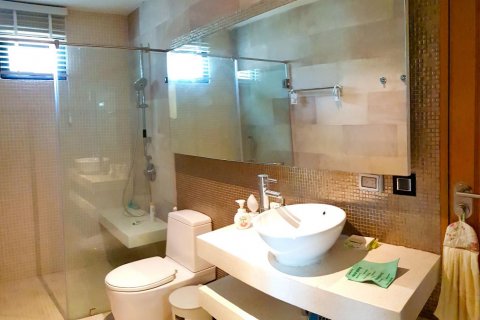 Chalet de 5 dormitorios en Pattaya, Tailandia № 101282 - foto 19