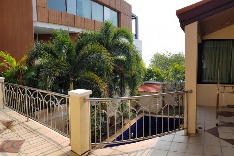 Chalet de 5 dormitorios en Pattaya, Tailandia № 101282 - foto 6