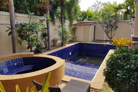 Chalet de 5 dormitorios en Pattaya, Tailandia № 101282 - foto 21