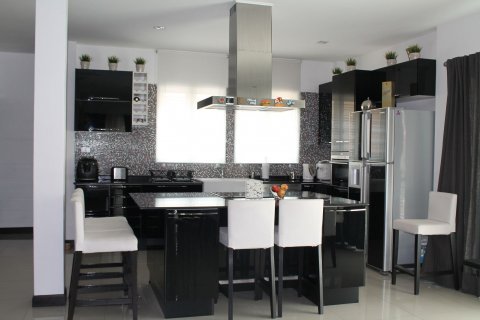 Casa de 4 dormitorios en Pattaya, Tailandia № 101280 - foto 4