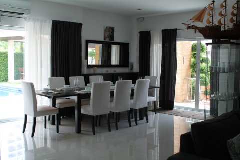 Casa de 4 dormitorios en Pattaya, Tailandia № 101280 - foto 3