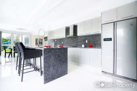 Condominio de 2 dormitorios en Pattaya, Tailandia № 132359 - foto 11