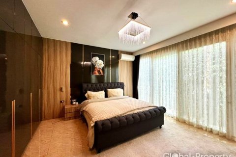 Casa de 4 dormitorios en Pattaya, Tailandia № 132356 - foto 8