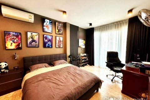 Casa de 4 dormitorios en Pattaya, Tailandia № 132356 - foto 10
