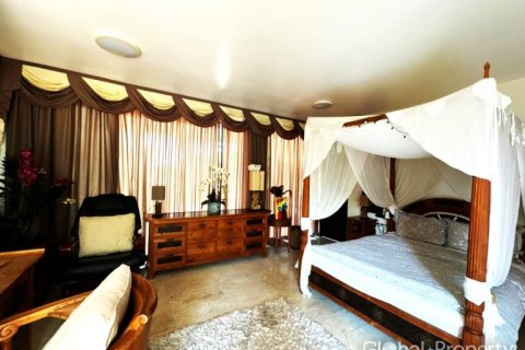 Casa de 4 dormitorios en Pattaya, Tailandia № 132356 - foto 12