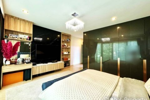 Casa de 4 dormitorios en Pattaya, Tailandia № 132356 - foto 9