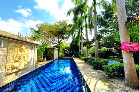 Casa de 4 dormitorios en Pattaya, Tailandia № 132356 - foto 2