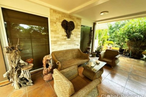 Casa de 4 dormitorios en Pattaya, Tailandia № 132356 - foto 16