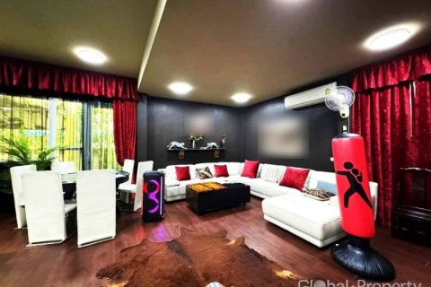 Casa de 4 dormitorios en Pattaya, Tailandia № 132356 - foto 5