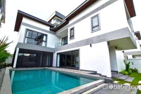 Casa de 4 dormitorios en Pattaya, Tailandia № 132358