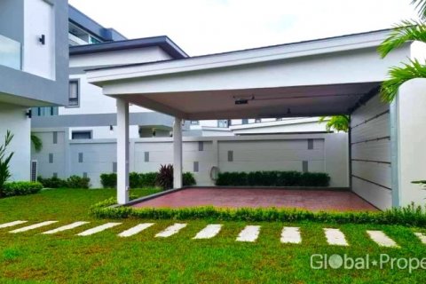 Casa de 4 dormitorios en Pattaya, Tailandia № 132358 - foto 15