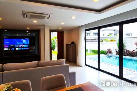Casa de 4 dormitorios en Pattaya, Tailandia № 132358 - foto 5