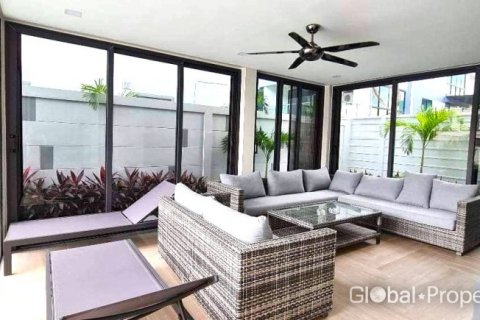 Casa de 4 dormitorios en Pattaya, Tailandia № 132358 - foto 7
