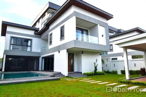 Casa de 4 dormitorios en Pattaya, Tailandia № 132358 - foto 2