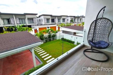 Casa de 4 dormitorios en Pattaya, Tailandia № 132358 - foto 13