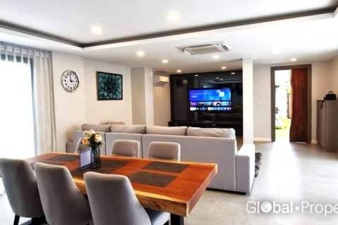 Casa de 4 dormitorios en Pattaya, Tailandia № 132358 - foto 3