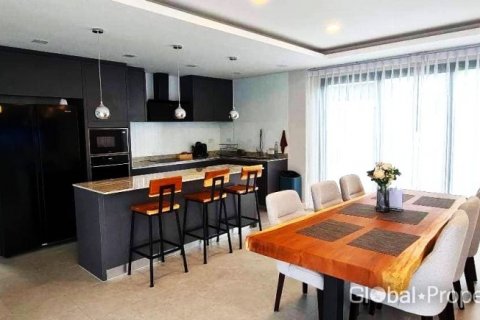 Casa de 4 dormitorios en Pattaya, Tailandia № 132358 - foto 6