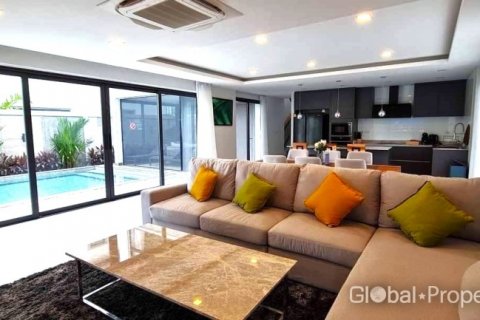 Casa de 4 dormitorios en Pattaya, Tailandia № 132358 - foto 4