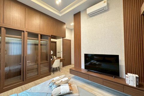 Chalet de 4 dormitorios en Pattaya, Tailandia № 130455 - foto 9