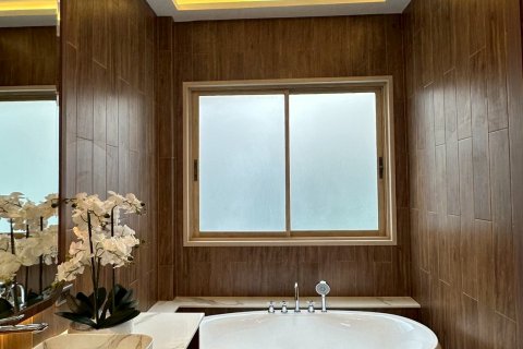 Chalet de 4 dormitorios en Pattaya, Tailandia № 130455 - foto 15