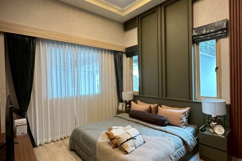 Chalet de 4 dormitorios en Pattaya, Tailandia № 130455 - foto 5