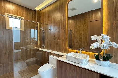 Chalet de 4 dormitorios en Pattaya, Tailandia № 130455 - foto 12
