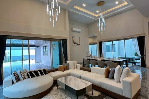 Chalet de 4 dormitorios en Pattaya, Tailandia № 130455 - foto 10