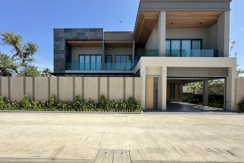 Chalet de 3 dormitorios en Pattaya, Tailandia № 130453
