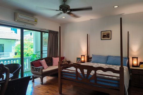 Chalet de 3 dormitorios en Pattaya, Tailandia № 130451 - foto 17