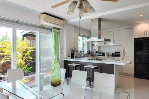 Chalet de 3 dormitorios en Pattaya, Tailandia № 130451 - foto 9