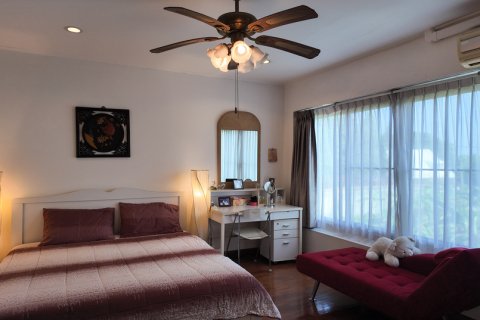 Chalet de 3 dormitorios en Pattaya, Tailandia № 130451 - foto 15