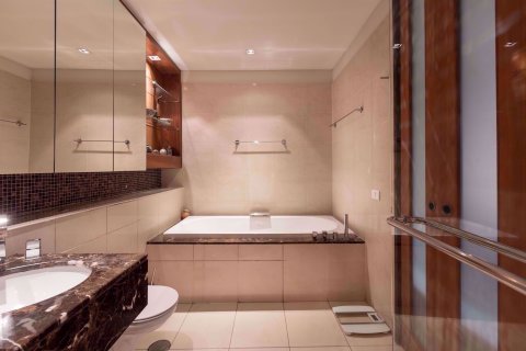 Condominio de 3 dormitorios en Khlong Toei, Bangkok, Tailandia № 77197 - foto 17
