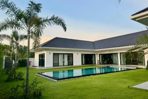 Chalet de 5 dormitorios en Hua Hin, Tailandia № 124376 - foto 2