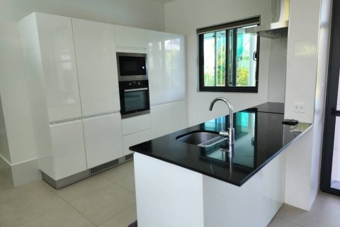 Chalet de 4 dormitorios en Hua Hin, Tailandia № 124604 - foto 5