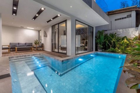 Chalet de 5 dormitorios en Pattaya, Tailandia № 132575